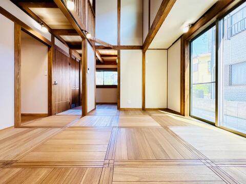 思わず素足で歩きたくなる心地よい無垢材の床。小さなお子様やペットにも安心の100%自然素材です。