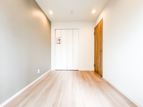 明るく広々とした子供部屋。採光が良好で勉強に集中しやすい環境が整っています。成長に合わせてレイアウトを変えやすい使い勝手の良い空間でございます。