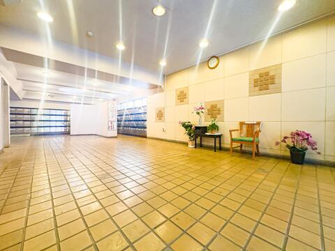 ロビースペースに、そのマンションの「格」が表れる。ちょっとした待ち時間にも重宝する住民憩いの場です。2026/5/24撮影
