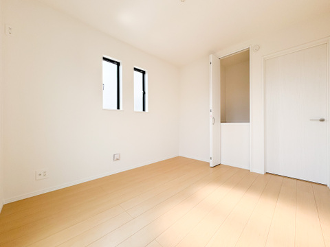 複数設置された窓からは、心地よい採光がお部屋に降り注ぎます。心地の良い空間をお楽しみください。