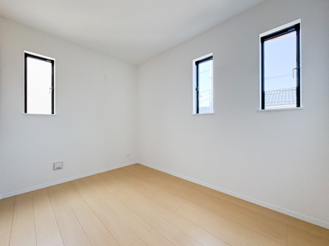 複数設置された窓からは、心地よい採光がお部屋に降り注ぎます。心地の良い空間をお楽しみください。