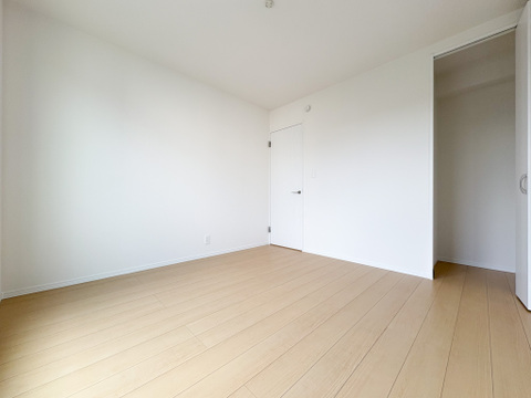 洋室には収納が備え付けてあります。衣類や小物などを収納することで、住空間を有効活用できます。広さも十分ございますので、お客様の生活シーンに合わせてご活用ください。