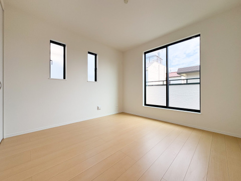 洋室には収納が備え付けてあります。衣類や小物などを収納することで、住空間を有効活用できます。広さも十分ございますので、お客様の生活シーンに合わせてご活用ください。