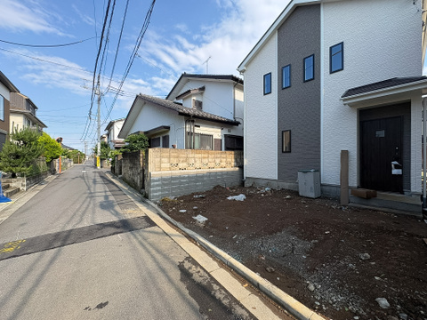 前面道路は車通りが少ないため、安心してお車の出し入れを行えます。小さなお子様がいらっしゃるお客様も安心して生活することができそうです。