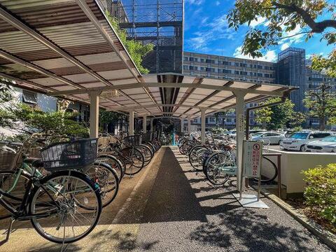 雨の日でも安心な屋根付きの駐輪スペースです。