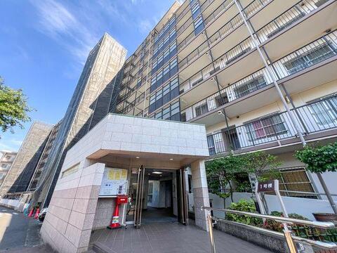 重厚感のある石造りのエントランス前には、ゆったりとしたスロープを完備。小さなお子様と手を繋ぎながらの移動や、ベビーカー、三輪車での出入りも段差を気にせずスムーズです。