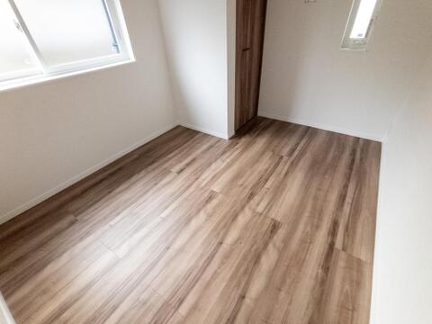 大きな窓からたっぷりと陽光が注がれる明るい空間。家族の成長に対応できる永住仕様の間取り。一日の疲れを癒やしてくれる、時を忘れて過ごせる空間。