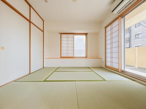 和室があることで落ち着きと癒しの空間が生まれます。来客時の客室としても利用できますし、お子様のプレイルームやお昼寝に最適なお部屋です。