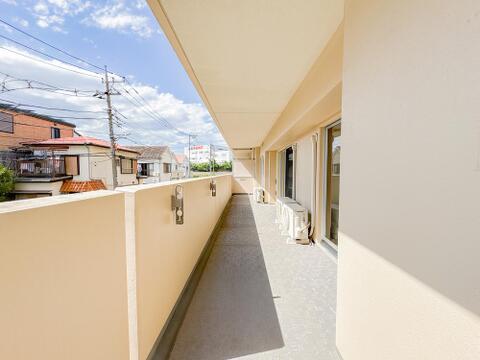 充分な広さが確保されたバルコニー。日当たりのよい住宅エリアですので、多くの陽光が降り注ぎ、室内には陽だまりを生み出してくれます。