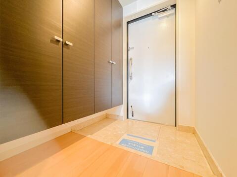 上質感漂う玄関と廊下。居住者の帰り、訪れる方を優しく迎える・安らぎに満ちた生活空間を予感させる。健やかな暮らしを楽しめそう。