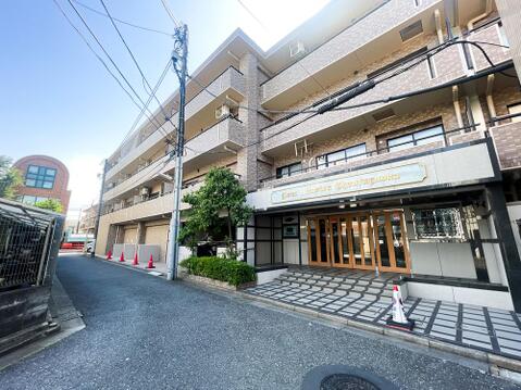 黒を基調とした金属調のサイディングと、温かみのある木目調のアクセントが絶妙に融合した、極めてモダンでスタイリッシュな外観。周囲の目を引く高い意匠性と、洗練された都会的な佇まいが格調高さを醸し出します。