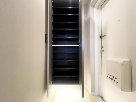 天井近くまでたっぷり収納できるトール型の大型シューズボックス。棚板の高さが調節できる可動棚仕様のため、スニーカーからロングブーツまで効率よく美しく収まります。すっきりとした玄関を維持できる大容量です。