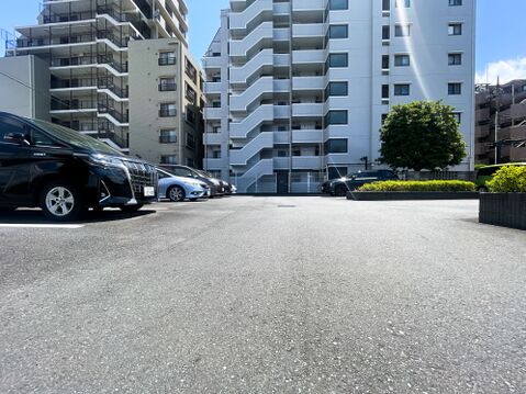 ゆとりのある止めやすい駐車場になっています。(2026年5月撮影時)