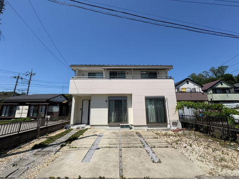 築10年以内の為状態が綺麗に保たれています。物件駐車スペースとお庭、建物も大きく広々とお使いいただけます。