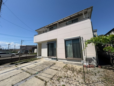 築10年以内の為状態が綺麗に保たれています。物件駐車スペースとお庭、建物も大きく広々とお使いいただけます。