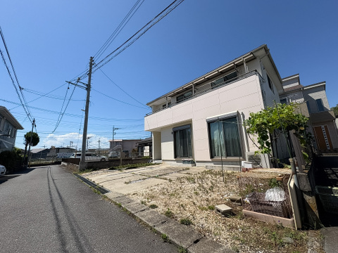 築10年以内の為状態が綺麗に保たれています。物件駐車スペースとお庭、建物も大きく広々とお使いいただけます。