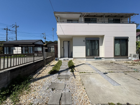 築10年以内の為状態が綺麗に保たれています。物件駐車スペースとお庭、建物も大きく広々とお使いいただけます。