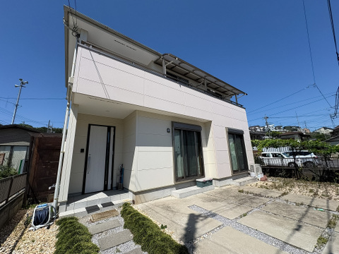 築10年以内の為状態が綺麗に保たれています。物件駐車スペースとお庭、建物も大きく広々とお使いいただけます。