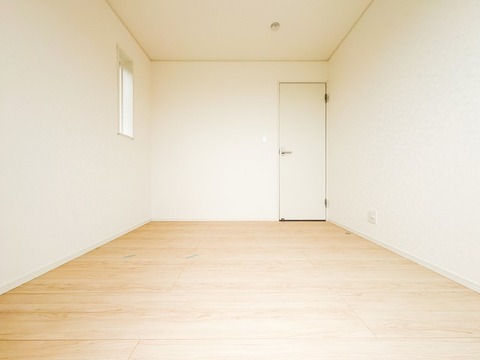 採光に優れ、ゆとりある広さが魅力の居室。窓から差し込む自然光が室内を明るく照らし、日常の生活空間として快適にお使いいただける環境が整っています。