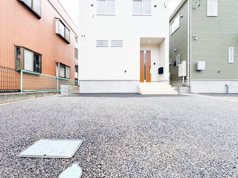 広さがしっかりと確保されたカースペースは、車を持つご家庭にとって嬉しいポイント。荷物の積み下ろしがスムーズで、日常の使い勝手が良く、生活の利便性を高めてくれます。
