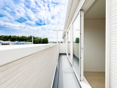 ゆとりある広さのバルコニーは、洗濯物がたっぷり干せるうれしい設備です。屋外の空気を感じながらくつろげるスペースとしても活用でき、生活の幅が広がります。
