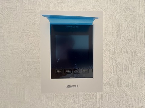 来訪者を画面で確認できるモニター付きインターホンが完備され、安心して応対できます。家族やお子様だけの在宅時にも、しっかりと防犯対策ができる心強い設備です。