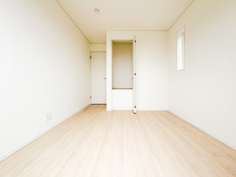 採光に優れ、ゆとりある広さが魅力の居室。窓から差し込む自然光が室内を明るく照らし、日常の生活空間として快適にお使いいただける環境が整っています。