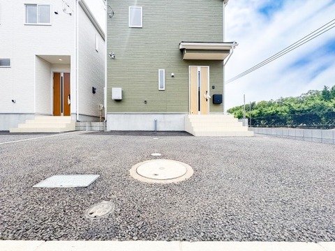 広さがしっかりと確保されたカースペースは、車を持つご家庭にとって嬉しいポイント。荷物の積み下ろしがスムーズで、日常の使い勝手が良く、生活の利便性を高めてくれます。