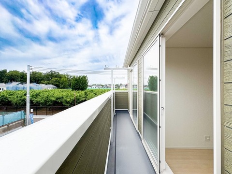 ゆとりある広さのバルコニーは、洗濯物がたっぷり干せるうれしい設備です。屋外の空気を感じながらくつろげるスペースとしても活用でき、生活の幅が広がります。