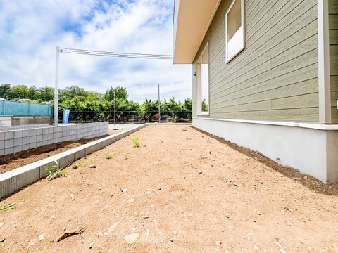 広々とした庭スペースは、お子様が遊ぶ場所や家庭菜園など多目的に活用できます。屋外での時間が豊かになる、戸建てならではの魅力的なスペースです。