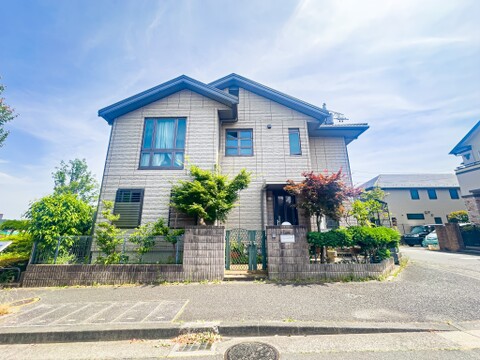 周辺に建ち並ぶ邸宅も、それぞれに個性がありながらも全体的に瀟洒な雰囲気を醸し出している邸宅街の一角。2026/6/1撮影