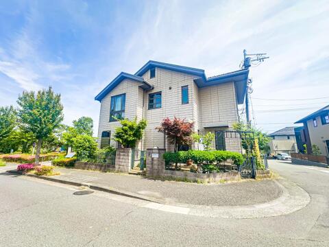 植栽のお手入れが行き届いており、管理状態の良さを感じさせます。大切に住まわれた邸宅です。2026/6/1撮影
