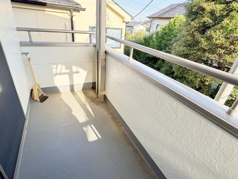 ゆとりある広さのバルコニーは、洗濯物がたっぷり干せるうれしい設備です。屋外の空気を感じながらくつろげるスペースとしても活用でき、生活の幅が広がります。