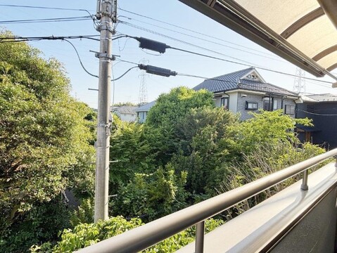 緑豊かな眺めが楽しめる住まい。自然の景色が日常に安らぎをもたらし、室内にいながら四季の移り変わりを感じられる心地よい環境です。