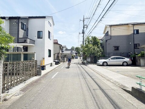 落ち着いた閑静な住宅街に位置する住まいです。静かで穏やかな環境が、毎日の生活に安らぎと快適さをもたらします。