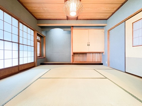 趣ある和室は、畳の香りとやわらかな空気が心を落ち着かせてくれる空間です。来客時のゲストルームとしても、家族のくつろぎの場としても活用できます。