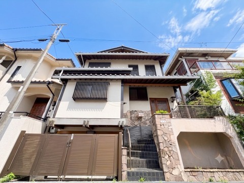 重厚感のある住まいの外観は、住む人に安心感をもたらします。シックな色合いが特徴で、落ち着いた雰囲気の中に温かみを感じるデザイン。長く愛着が持てる外観が魅力の住まいです。