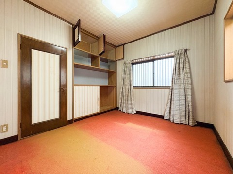 明るく広々とした子供部屋。採光が良好で勉強に集中しやすい環境が整っています。成長に合わせてレイアウトを変えやすい使い勝手の良い空間でございます。