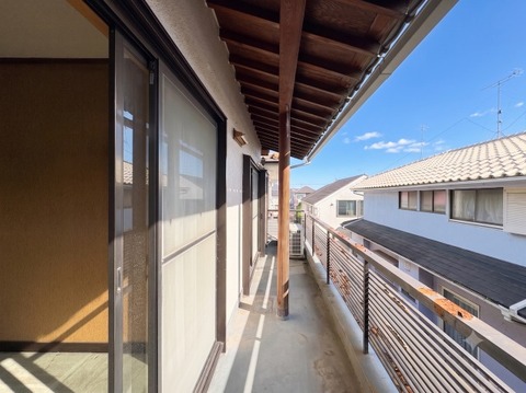ゆとりある広さのバルコニーは、洗濯物がたっぷり干せるうれしい設備です。屋外の空気を感じながらくつろげるスペースとしても活用でき、生活の幅が広がります。