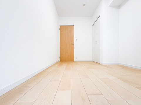 ゆとりある広さの居室は、家具の配置がしやすく使い勝手の良い空間です。採光も良好で、生活スタイルに合わせて自由にレイアウトできます。
