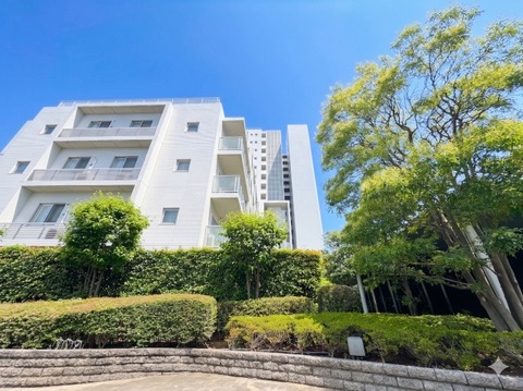 落ち着いた住宅環境に位置するマンション。周辺の街並みに馴染む外観が印象的で、穏やかで良質な住環境が日常生活にゆとりある深い安らぎをいつももたらします。