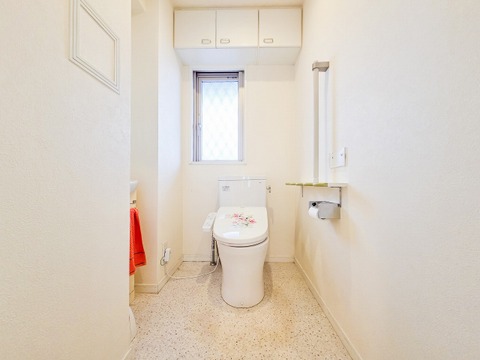 清潔感のあるトイレは、シンプルでモダンなデザインが魅力です。広めのスペースでゆったりと使えるため、毎日の生活がより快適に。綺麗だからこその心地よさを感じられる空間です。