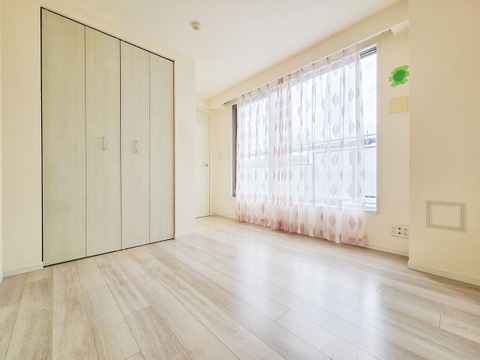 広々な子供部屋は、のびのびと過ごせる空間が魅力です。明るい日差しが差し込み、遊びや勉強に集中できる居心地の良い環境となります。お子さまの成長に合わせたレイアウト変更もしやすく、収納も充実しています。
