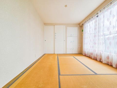 和室は、家族の集まりやおもてなしにもぴったりの空間。畳の温もりと柔らかな雰囲気がリラックスできる時間を提供してくれます。心安らぐ空間で、季節の変化を感じながら、穏やかなひとときを過ごせます。