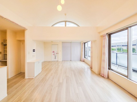 リビングに広がる開放的な空間は、家族が自然と集まり笑顔が絶えない場所。大きな窓から差し込む光が明るさと心地よさをもたらし、毎日の暮らしにゆとりと穏やかさを与えてくれる、家族の憩いの場所です。