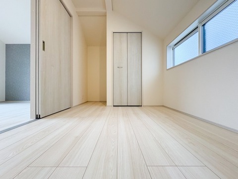 採光に恵まれた明るい居室は、清潔感と快適さが保たれた空間です。ゆとりある広さで趣味や仕事など多目的に活用でき、心地よい暮らしをサポートします。