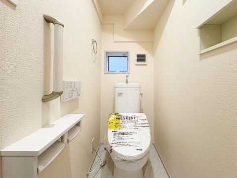 清潔感あるトイレ。シンプルでモダンなデザインが心地よい空間を演出し、ゆとりある広さで毎日快適にご使用いただける衛生的な環境がしっかり整っています。