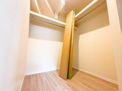 主寝室には、収納力に優れたウォークインクローゼットをご用意しております。室内(2026年6月)撮影