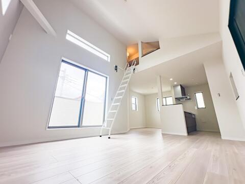 日当たり良好なLDKは温かな陽光と爽やかな風が通り抜ける安息の住空間。帰ってきたくなる場所、安心できる場所として住まいにおける役割は重要です。吹抜けになっており、実際の広さよりも開放的なリビングです。