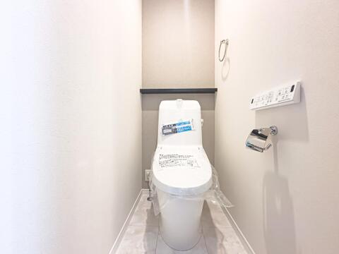 温水洗浄便座完備のトイレスペース。ついつい考え事をしてしまうほど落ち着く空間です。お手洗いは1階と2階の両階にございます。室内(2026年6月)撮影